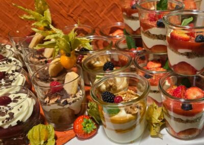 Nachtische in Gläsern